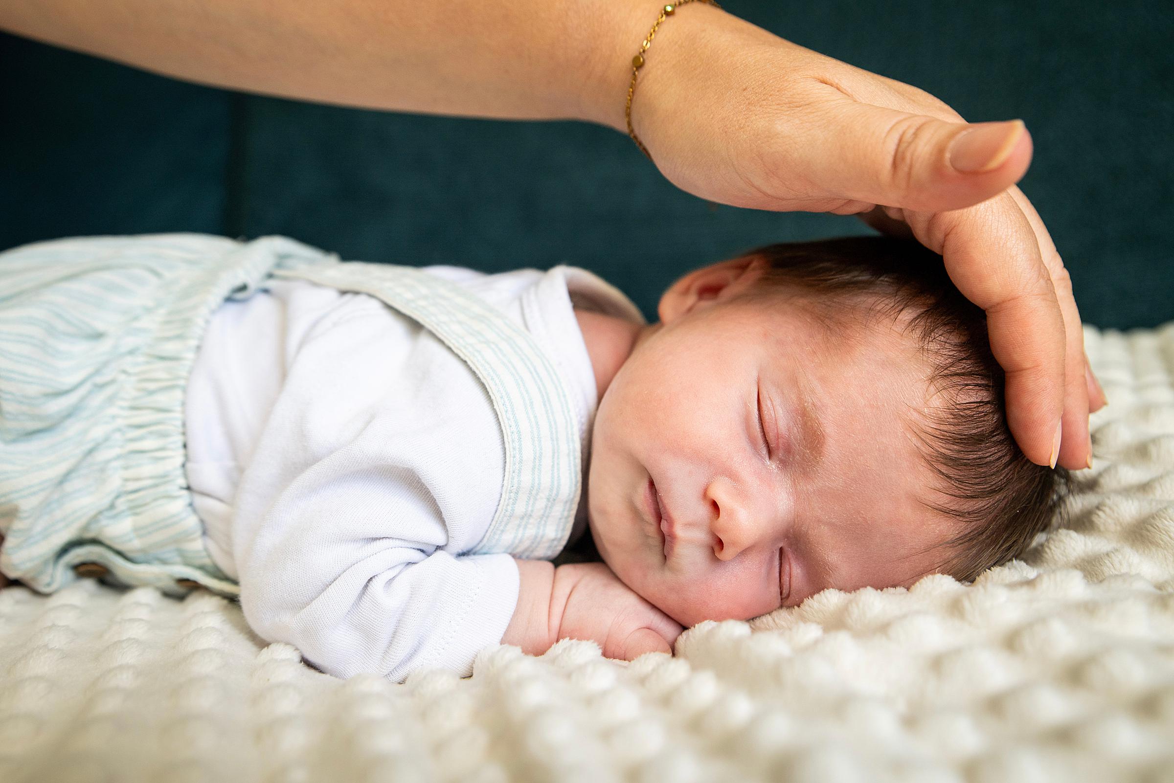 photo naissance bébé dans les bras à domicile