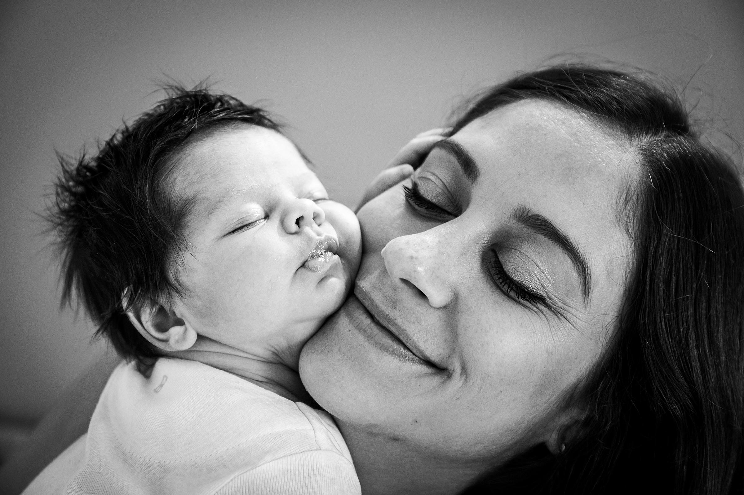 Photographie de nouveau-né à domicile à Montpellier, ambiance douce et naturelle