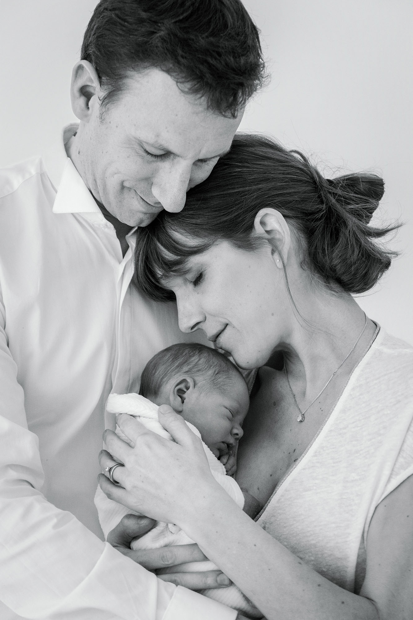 Séance photo naissance à domicile – parents et nouveau-né à Montpellier