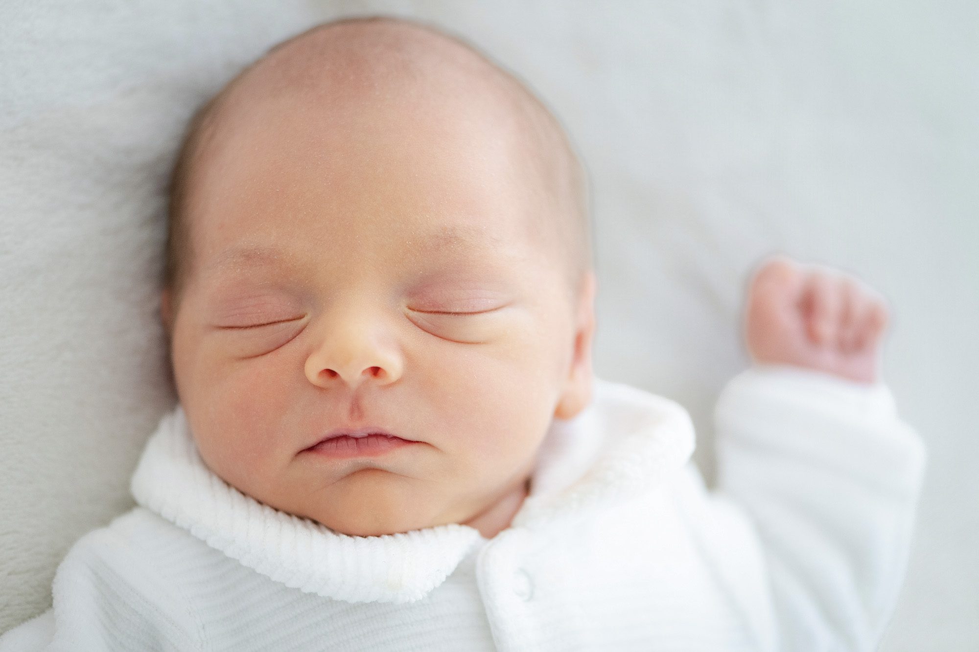 Photo de naissance lifestyle à domicile – nouveau-né dans une chambre lumineuse