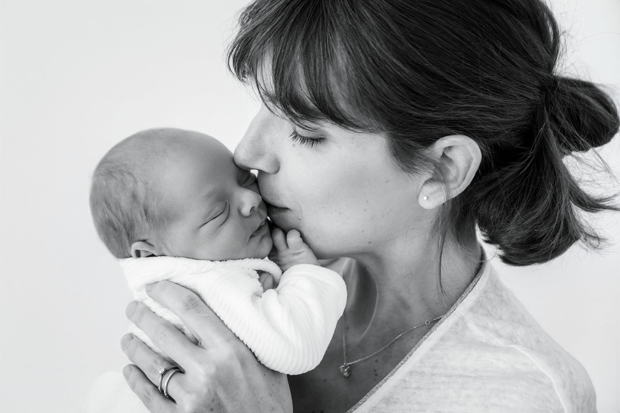 Photographe naissance à domicile Montpellier – bébé endormi dans les bras de sa maman