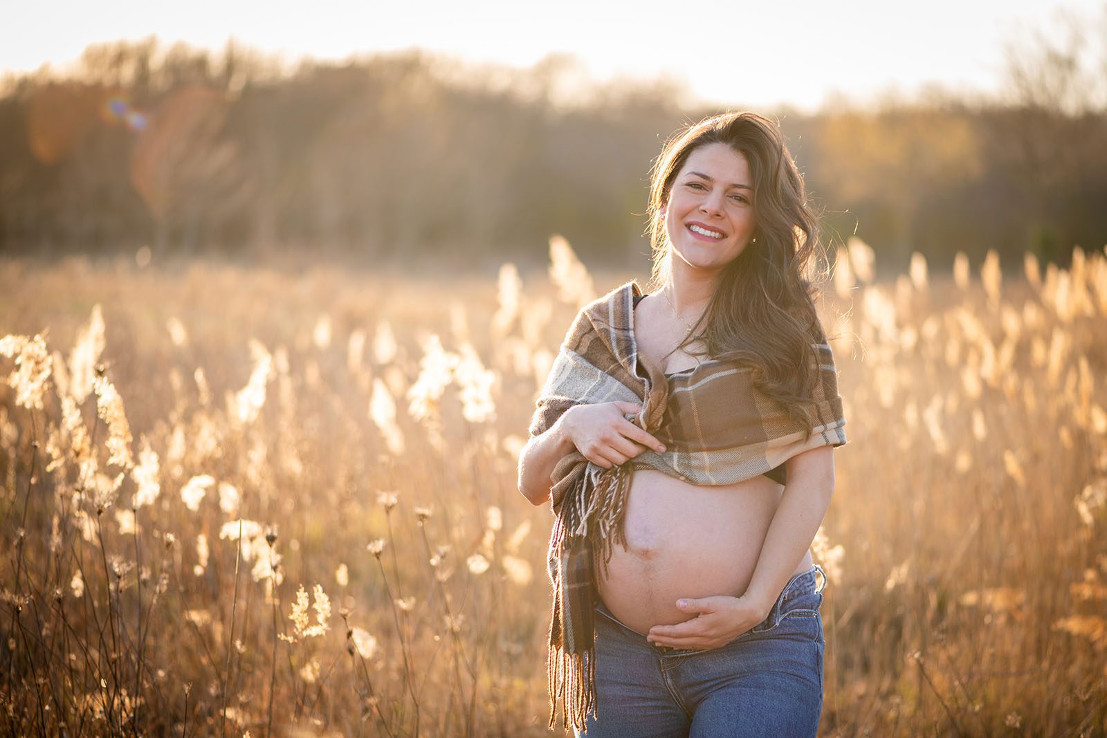 Séance grossesse famille en hiver au coucher du soleil à Montpellier