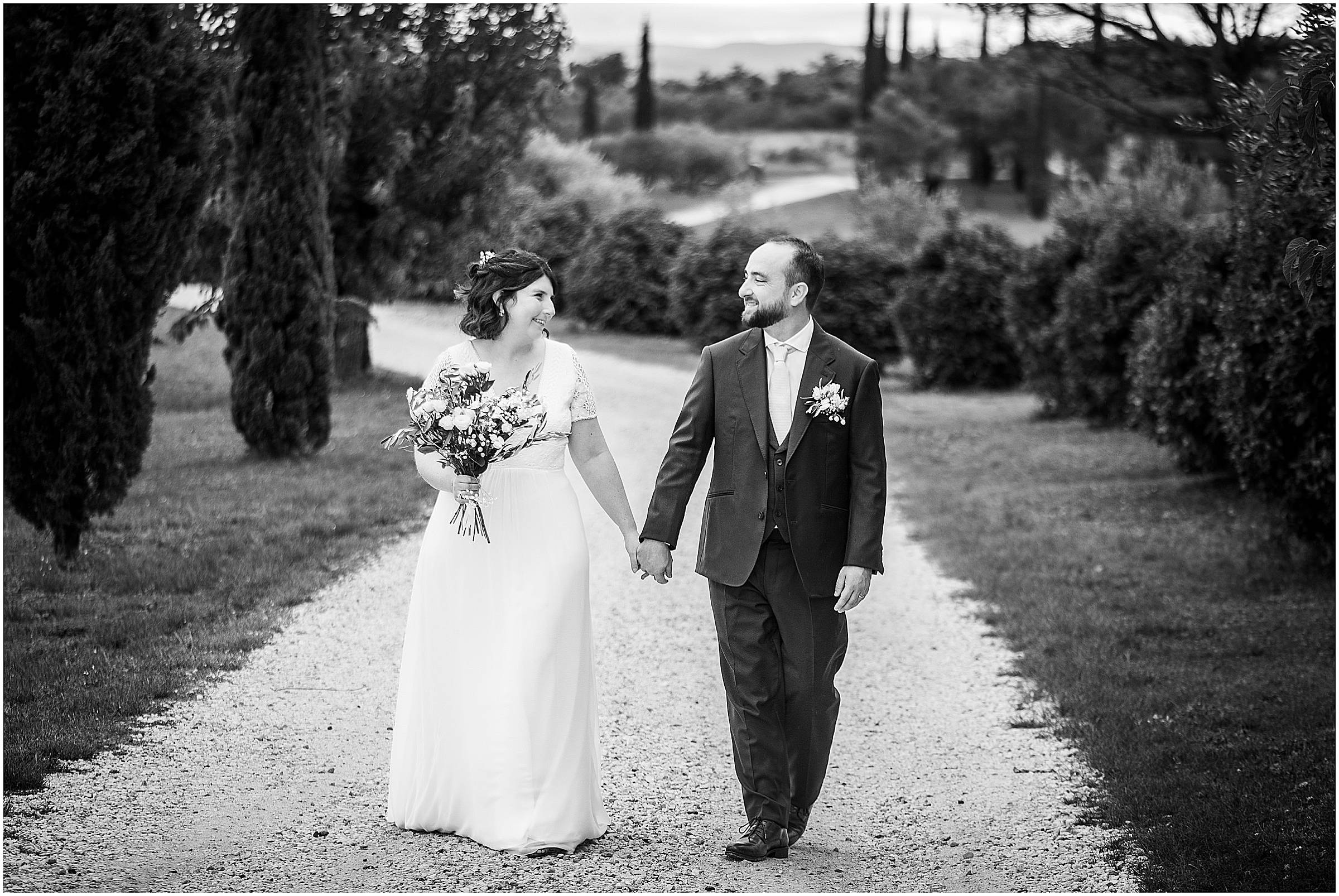 couple de mariés sous la pluie lors d’un mariage au Comptoir Saint-Hilaire à Alès