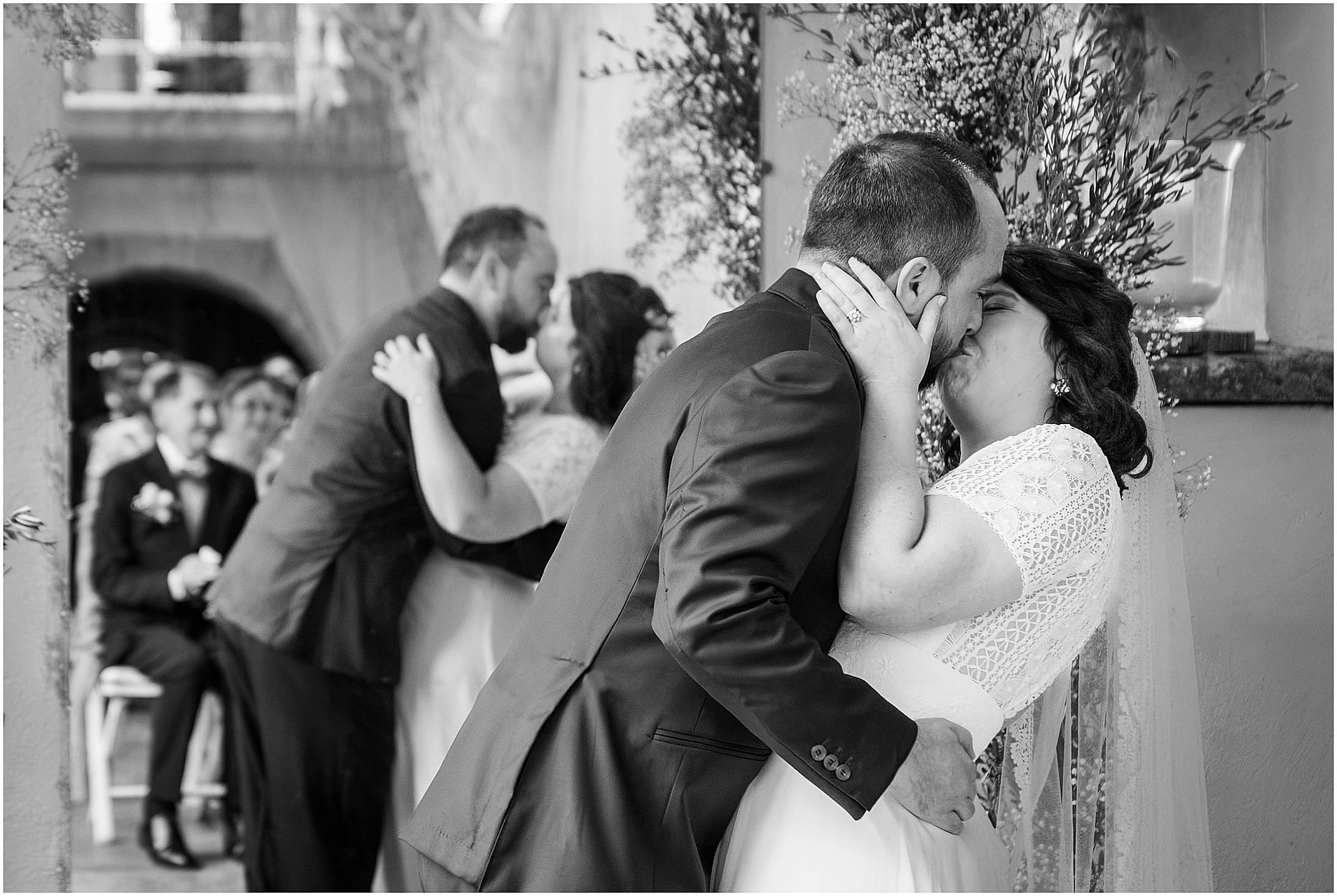 invités mariage sous la pluie ambiance chaleureuse