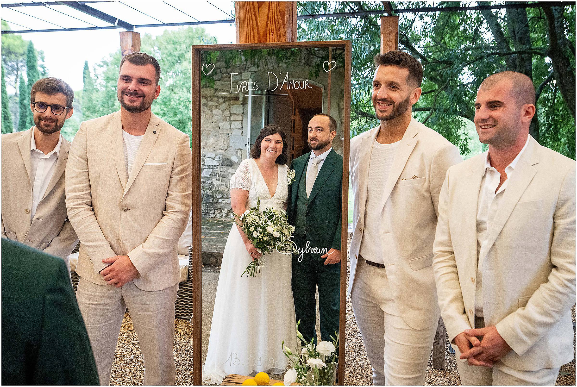 invités mariage sous la pluie ambiance chaleureuse