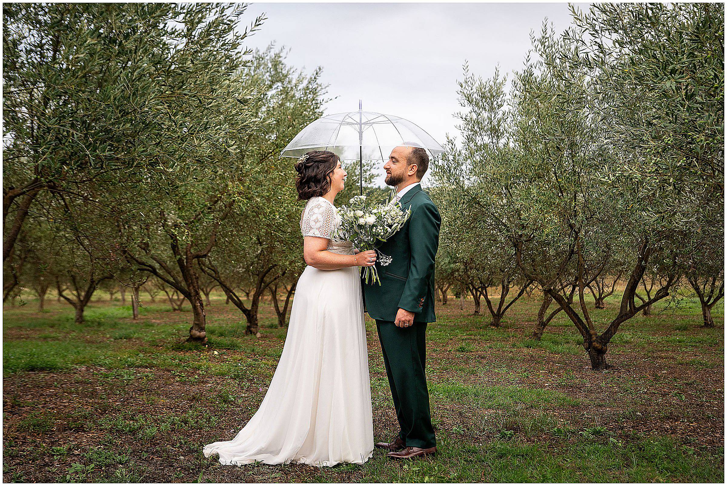 couple de mariés sous la pluie lors d’un mariage au Comptoir Saint-Hilaire à Alès photographe de mariage