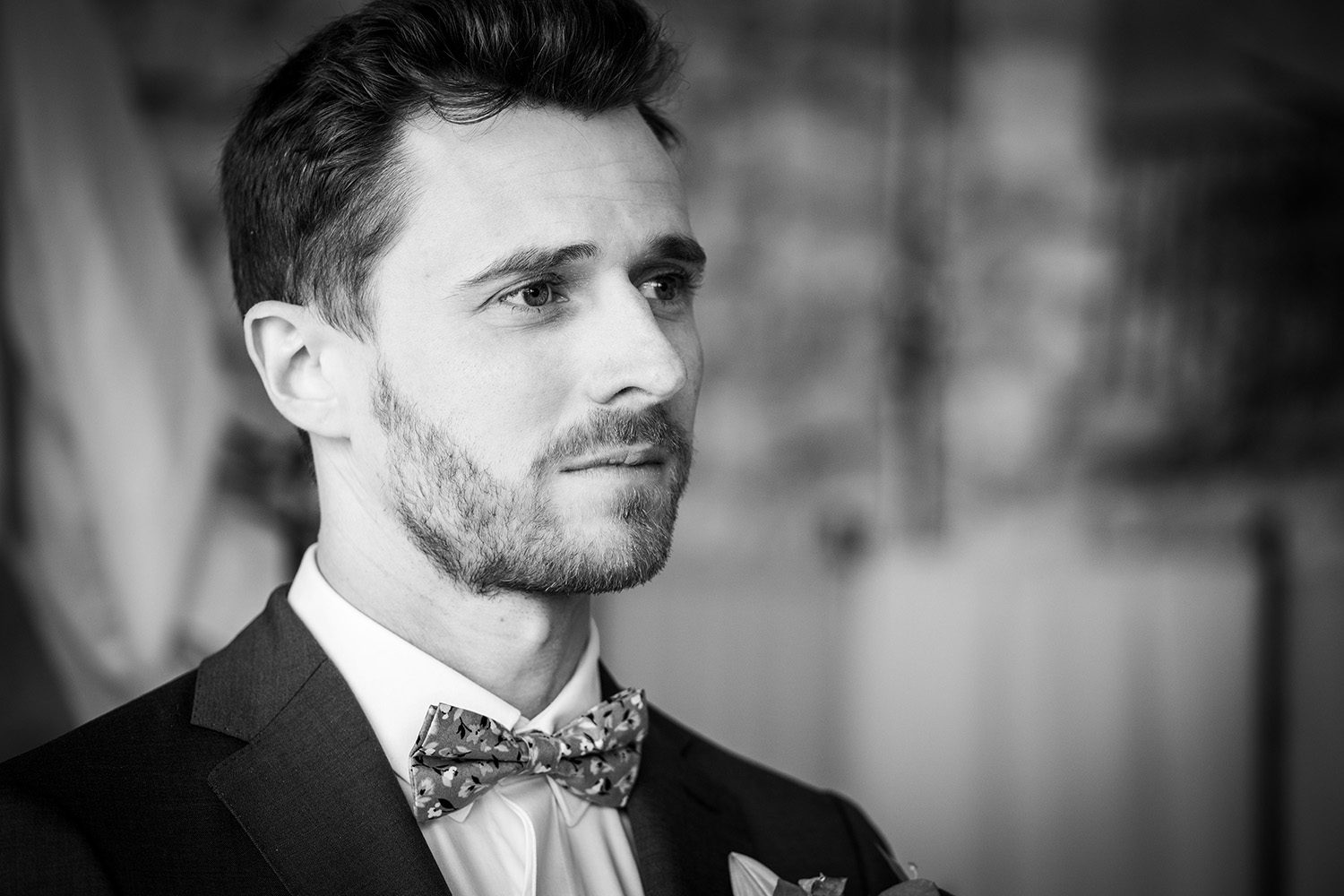 Moment d’émotion d’un parent lors d’un mariage photographié en reportage