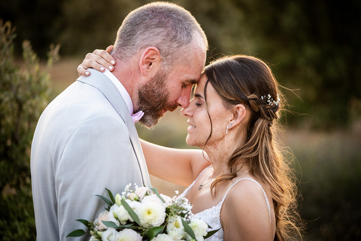 Photographe de mariage accompagnant les mariés avec bienveillance le jour J