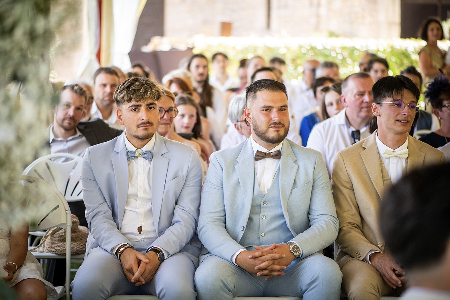 parents émus regardant la cérémonie de mariage à Montpellier