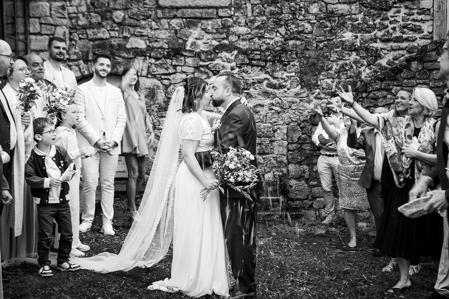 réactions des invités pendant la sortie de cérémonie de mariage