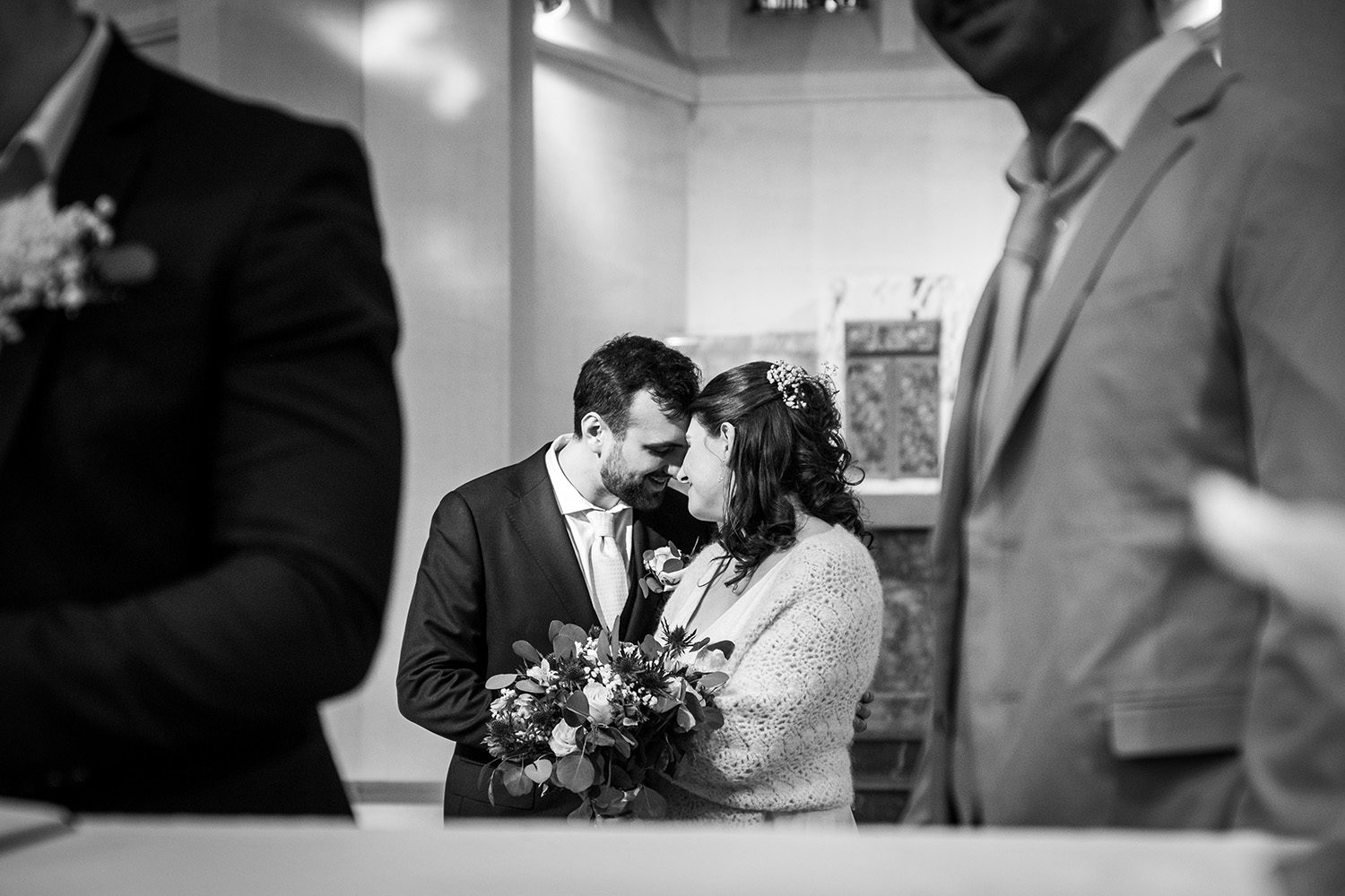 couple échangeant un regard naturel pendant leur mariage