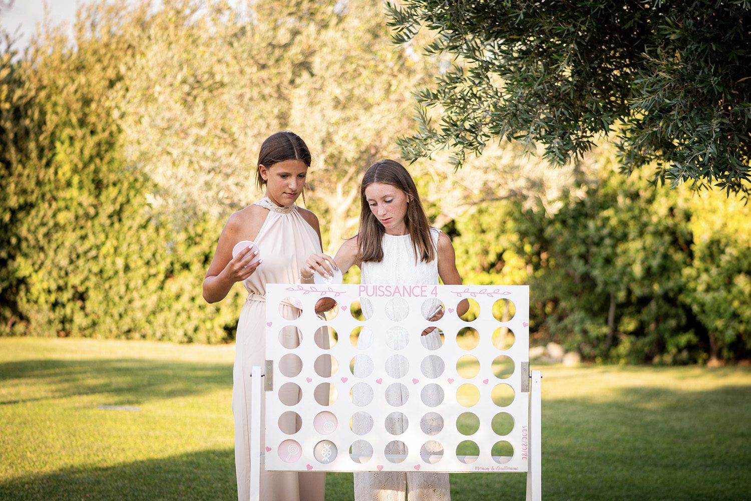 enfants jouant pendant un mariage reportage naturel